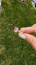 Anillo piedra rosa (ajustable). Laminado en oro 14k.
