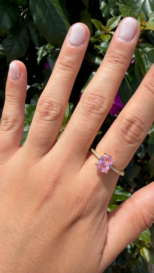 Anillo piedra rosa (ajustable). Laminado en oro 14k.