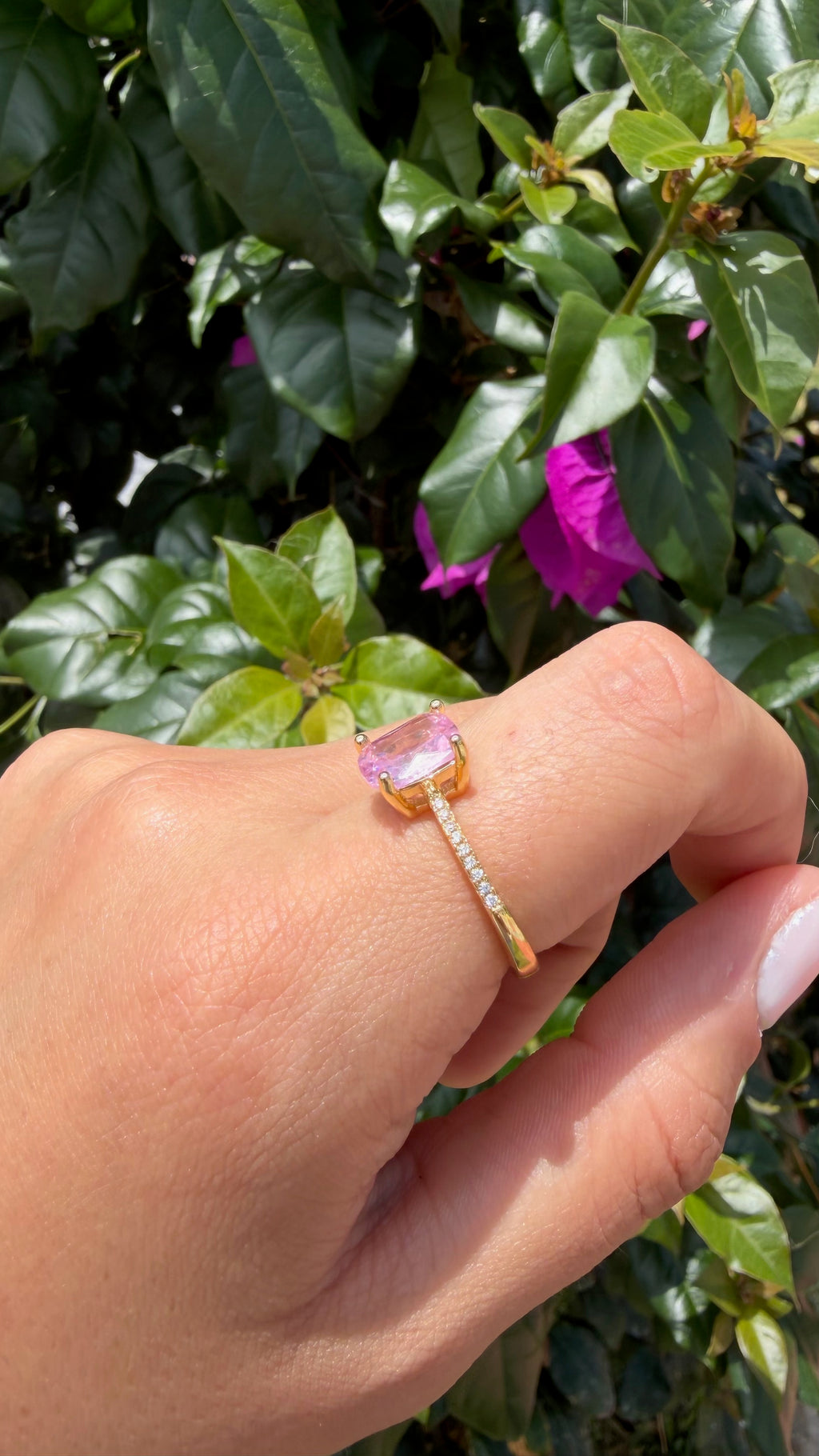 Anillo piedra rosa (ajustable). Laminado en oro 14k.