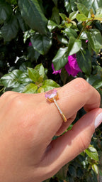 Anillo piedra rosa (ajustable). Laminado en oro 14k.