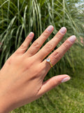 Anillo piedra blanca (ajustable). Laminado en Oro 14k.