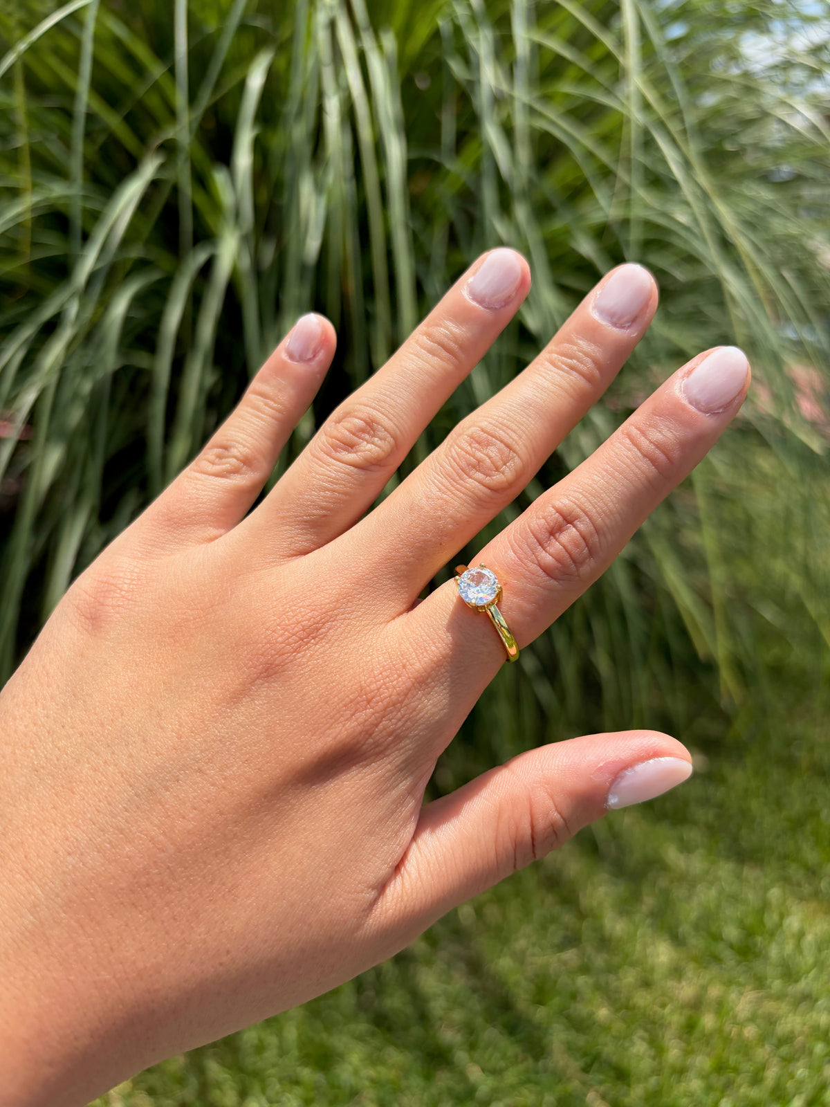 Anillo piedra blanca (ajustable). Laminado en Oro 14k.