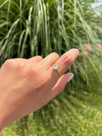 Anillo piedra blanca (ajustable). Laminado en Oro 14k.