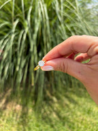 Anillo piedra blanca (ajustable). Laminado en Oro 14k.