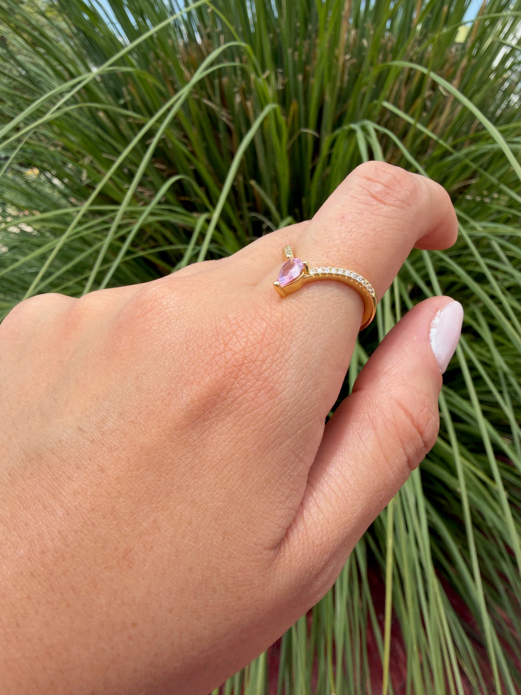 Anillo zirconias blancas y rosa (ajustable). Laminado en oro 14k.