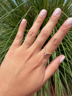 Anillo zirconias blancas y rosa (ajustable). Laminado en oro 14k.