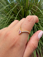 Anillo zirconias blancas y rosa (ajustable). Laminado en oro 14k.