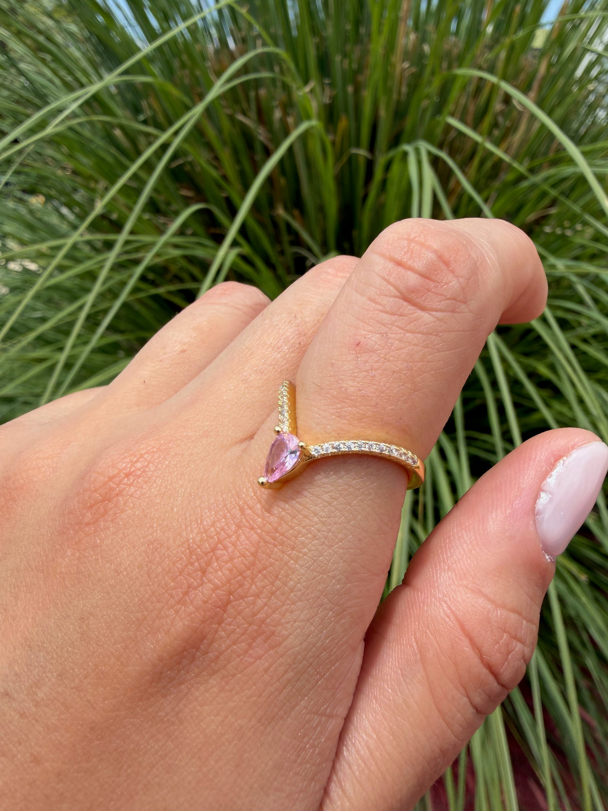 Anillo zirconias blancas y rosa (ajustable). Laminado en oro 14k.