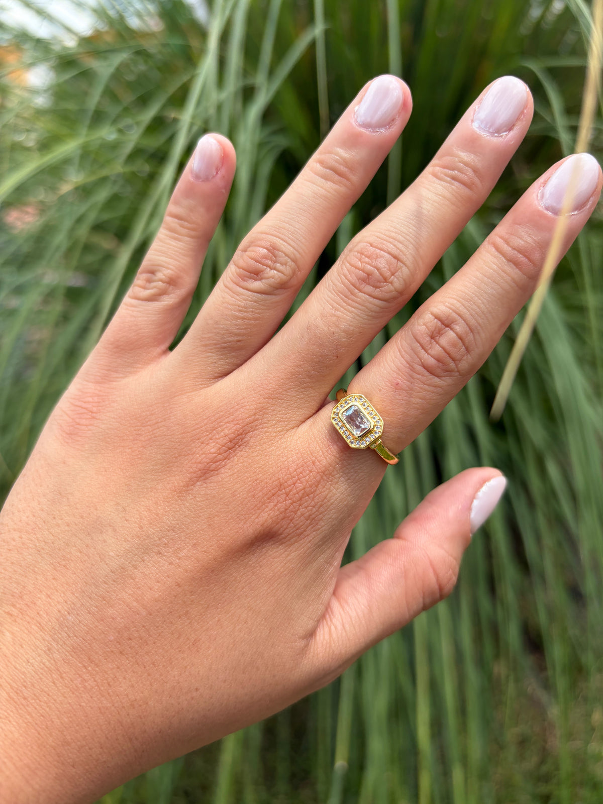 Anillo rectángulo zirconia blanca (ajustable). Laminado en oro 14k.