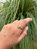 Anillo rectángulo zirconia blanca (ajustable). Laminado en oro 14k.