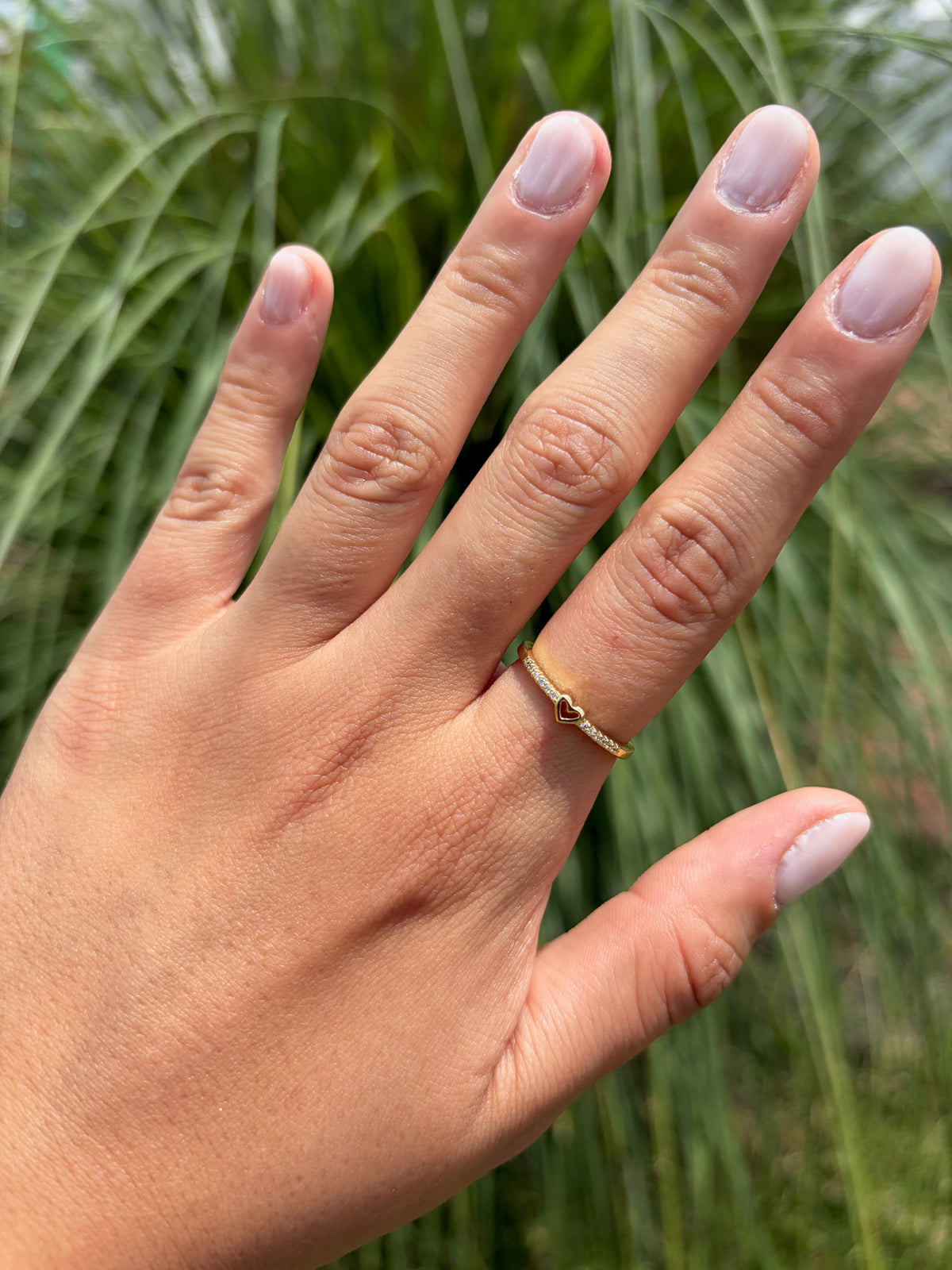 Anillo corazón mini (ajustable). Laminado en oro 14k.