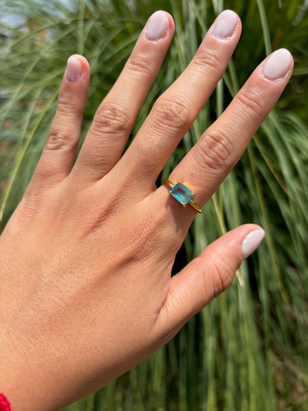 Anillo piedra turquesa (ajustable). Laminado en oro 14k.
