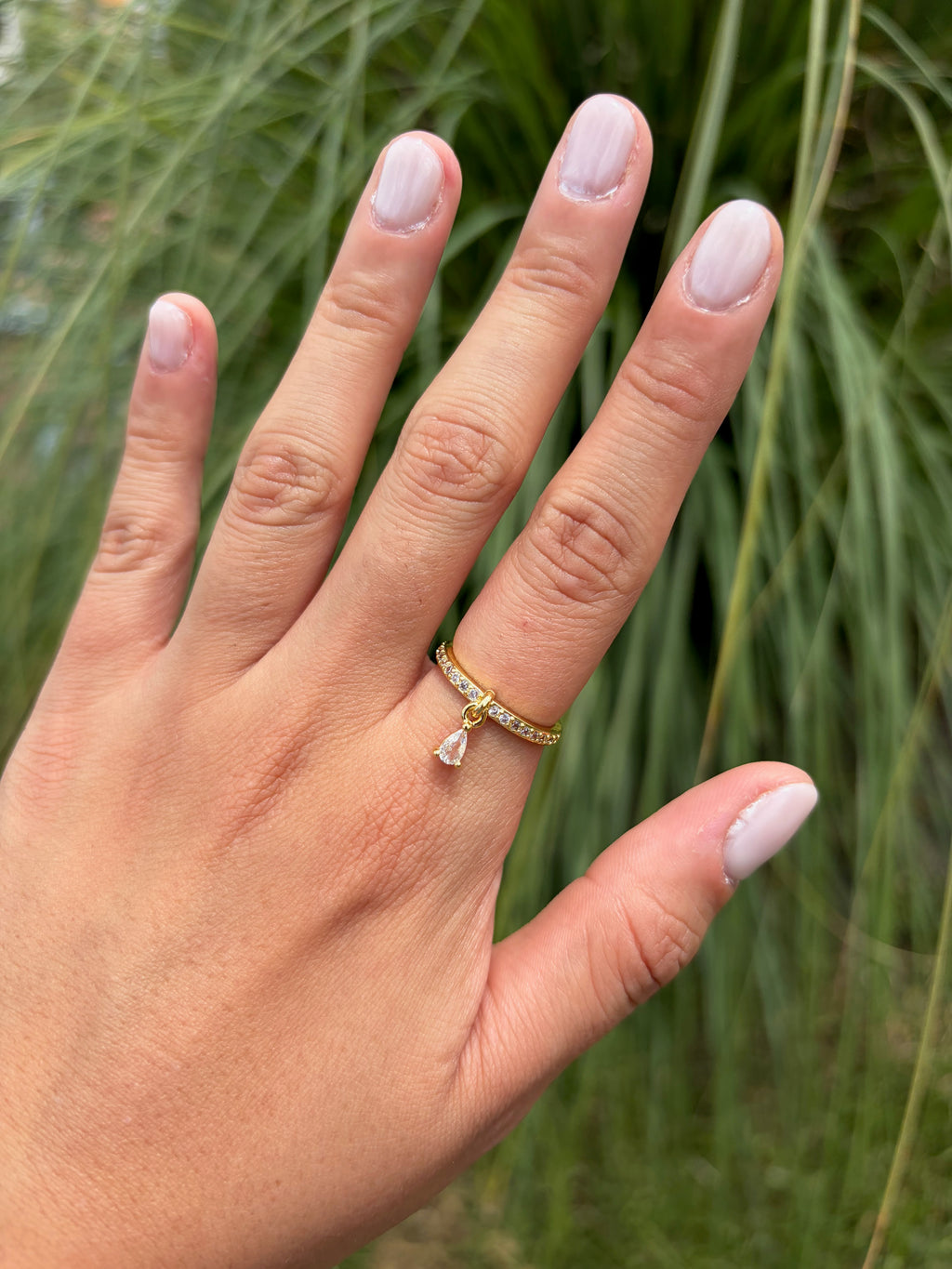Anillo con piedrita colgante (ajustable). Laminado en oro 14k.