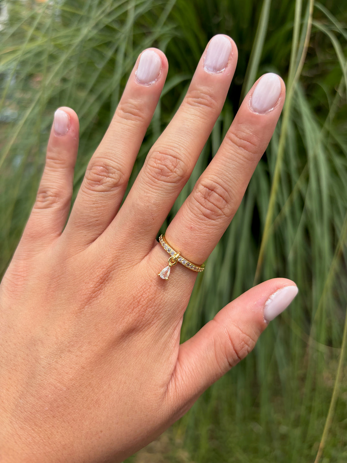 Anillo con piedrita colgante (ajustable). Laminado en oro 14k.