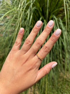 Anillo zirconia rosa mini (ajustable). Laminado en oro 14k.