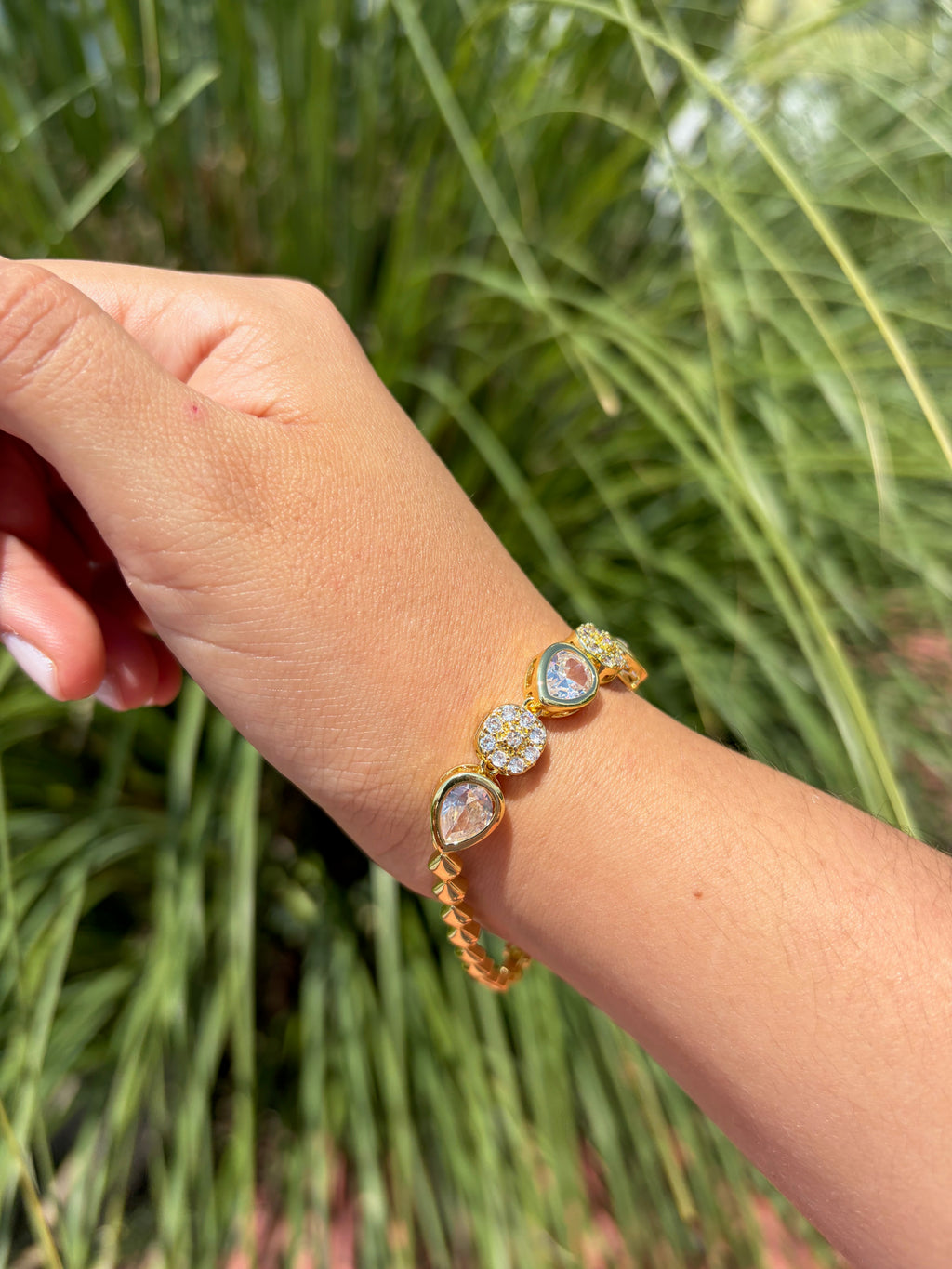 Pulsera gotas brillantes. Laminado en oro 14k.
