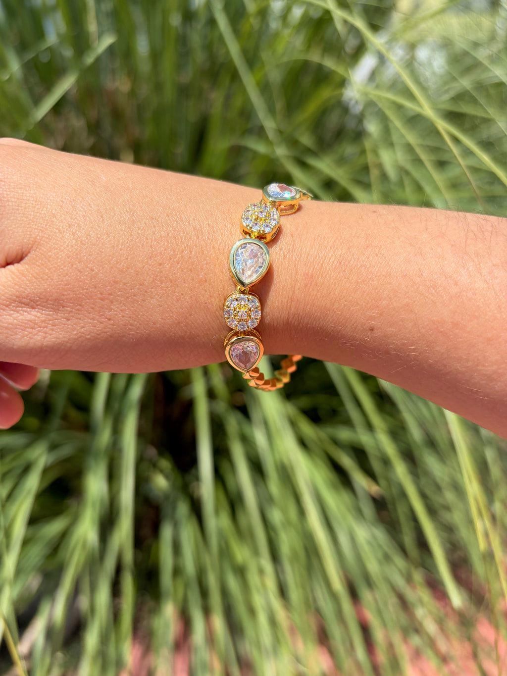 Pulsera gotas brillantes. Laminado en oro 14k.