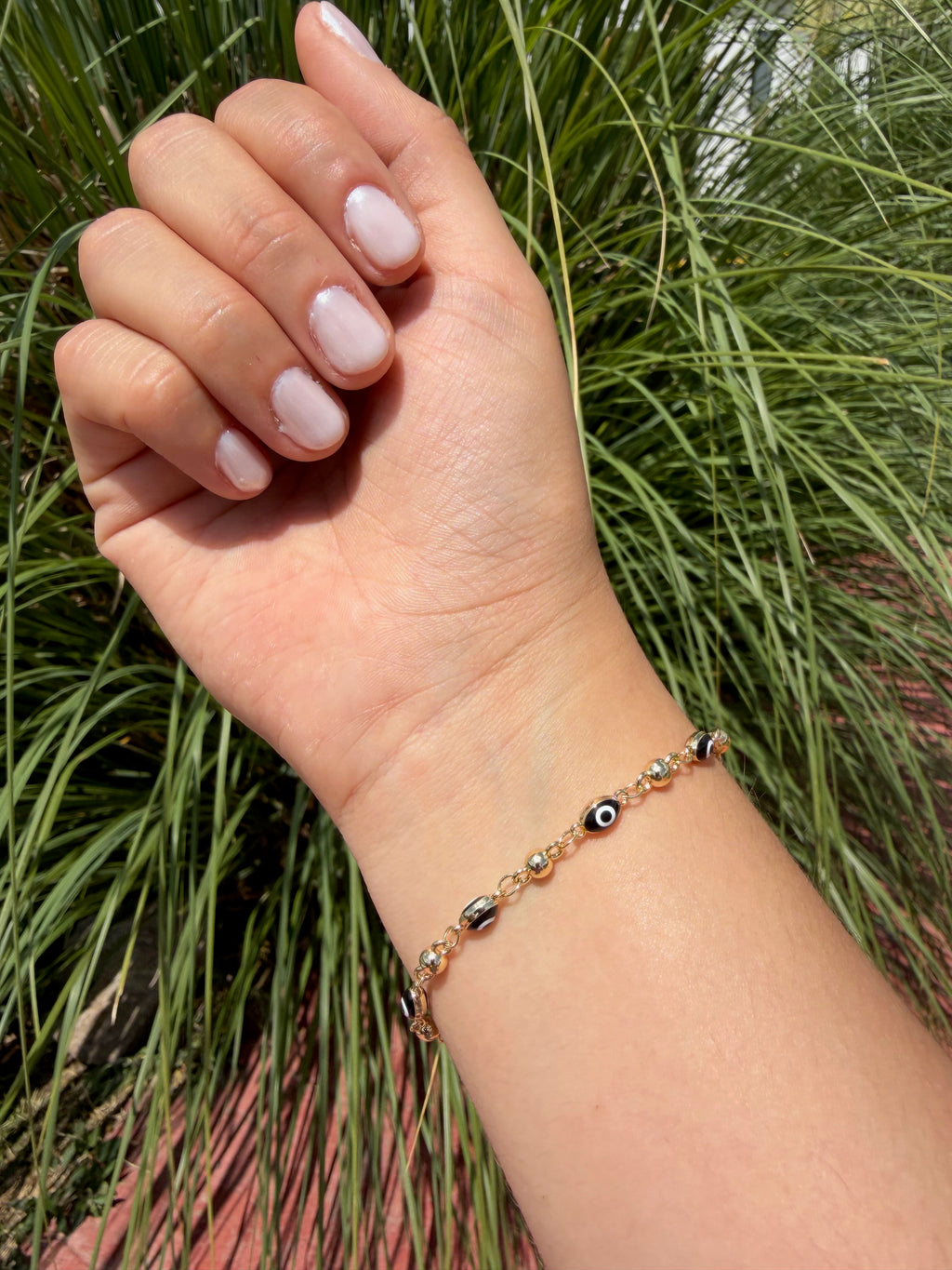 Pulsera ojito negro. Laminado en oro 14k.