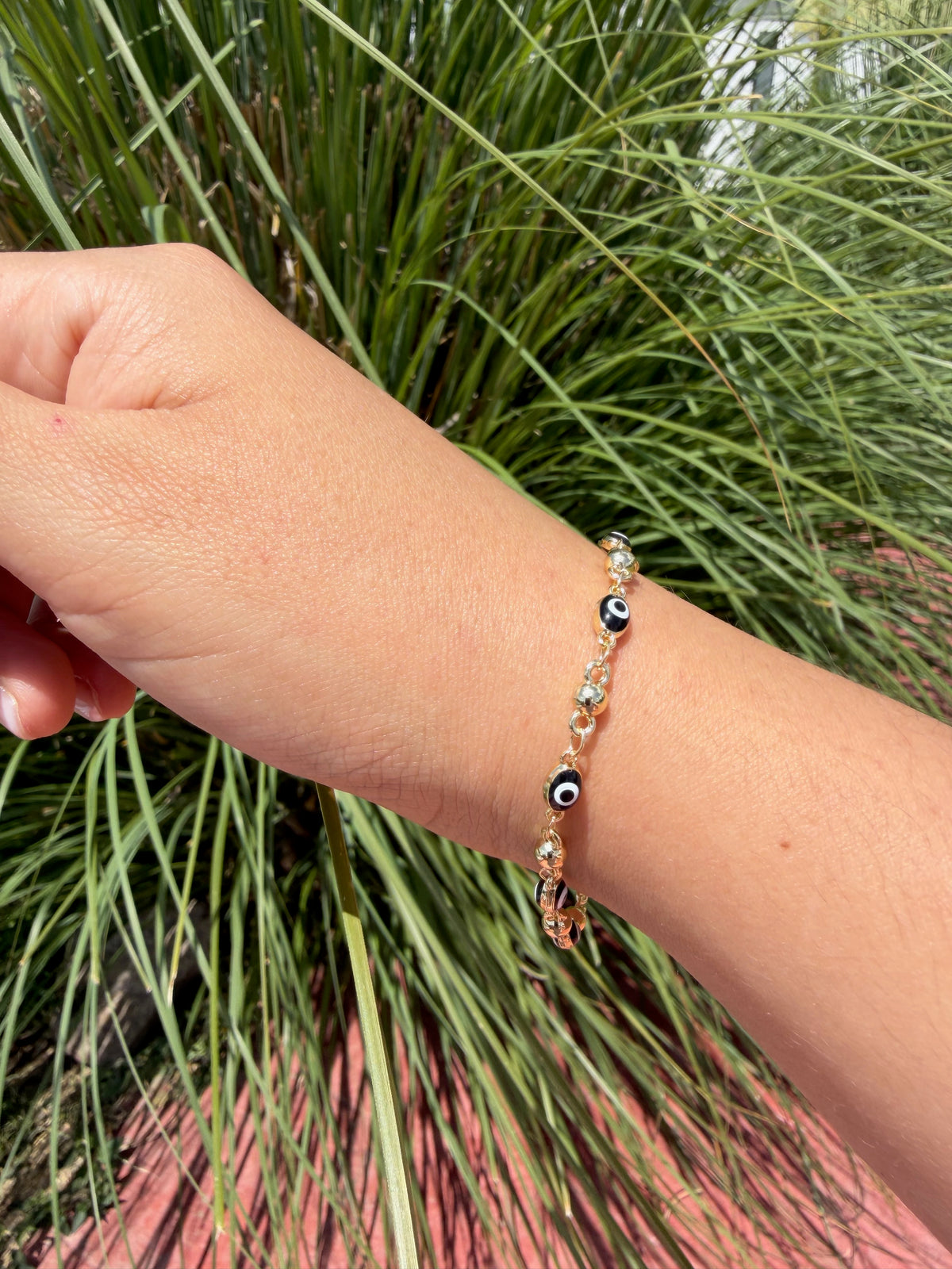 Pulsera ojito negro. Laminado en oro 14k.