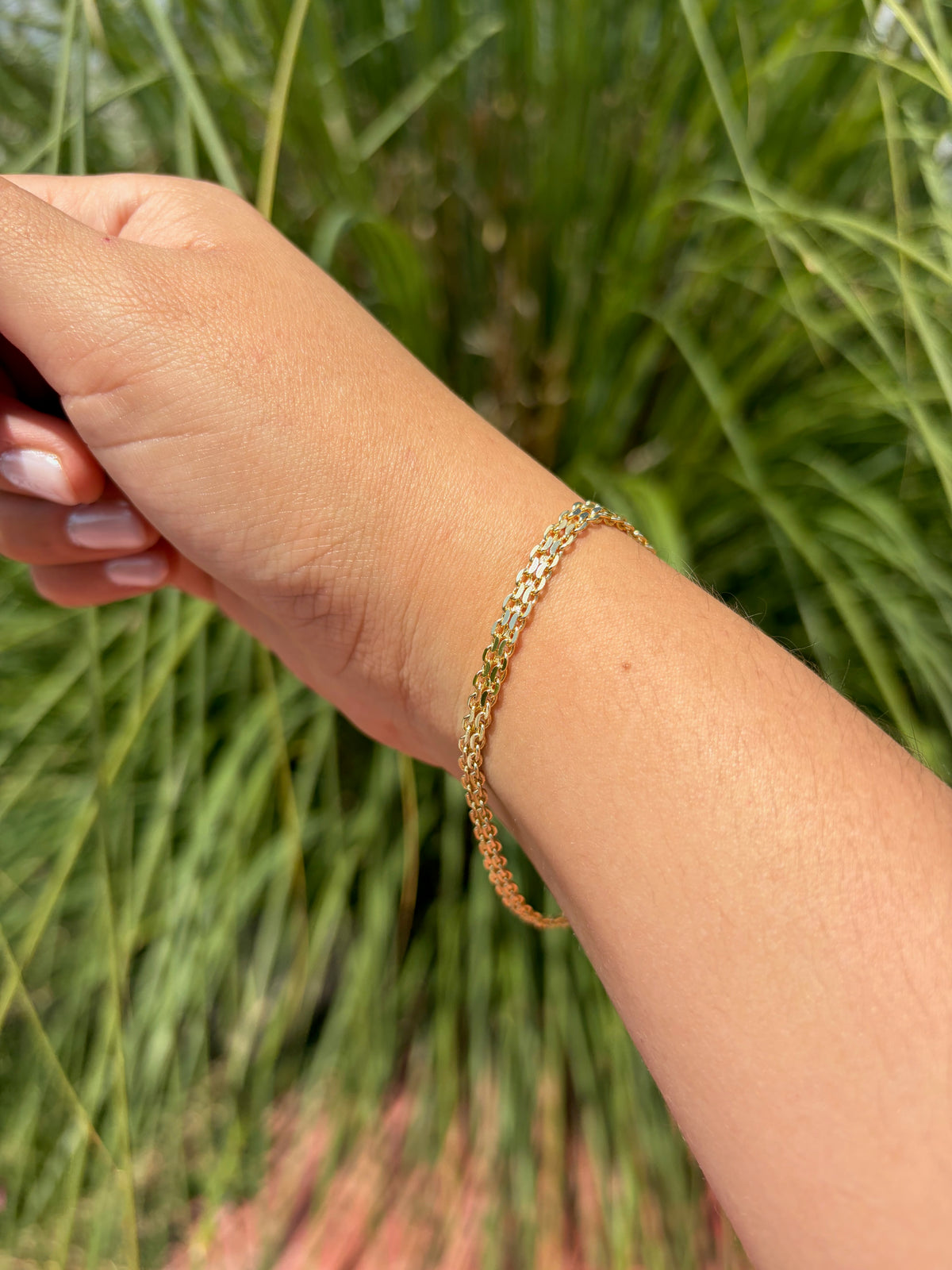 Pulsera estilo cadena. Laminado en oro 14k.