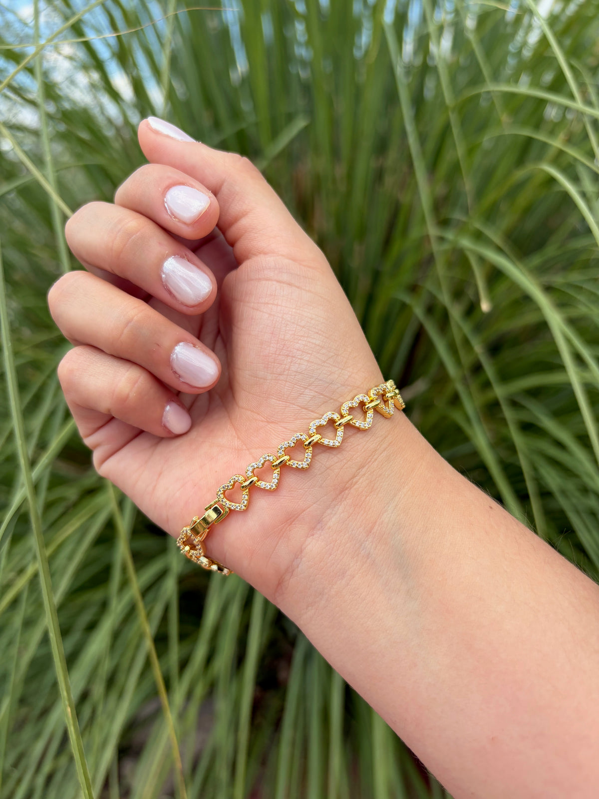 Pulsera corazones brillantes. Laminado en oro 14k.