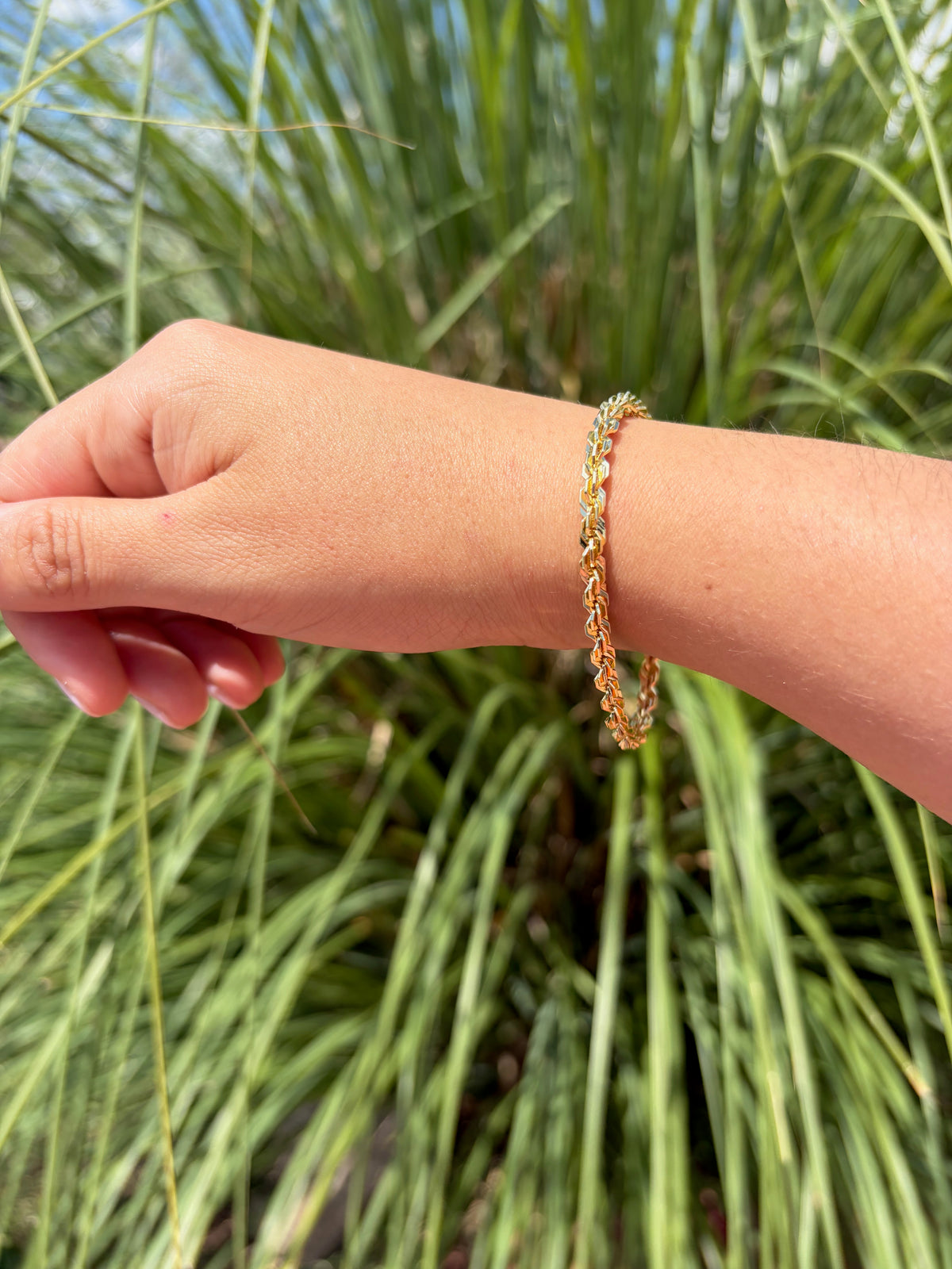 Pulsera estilo torsal. Laminado en oro 14k.