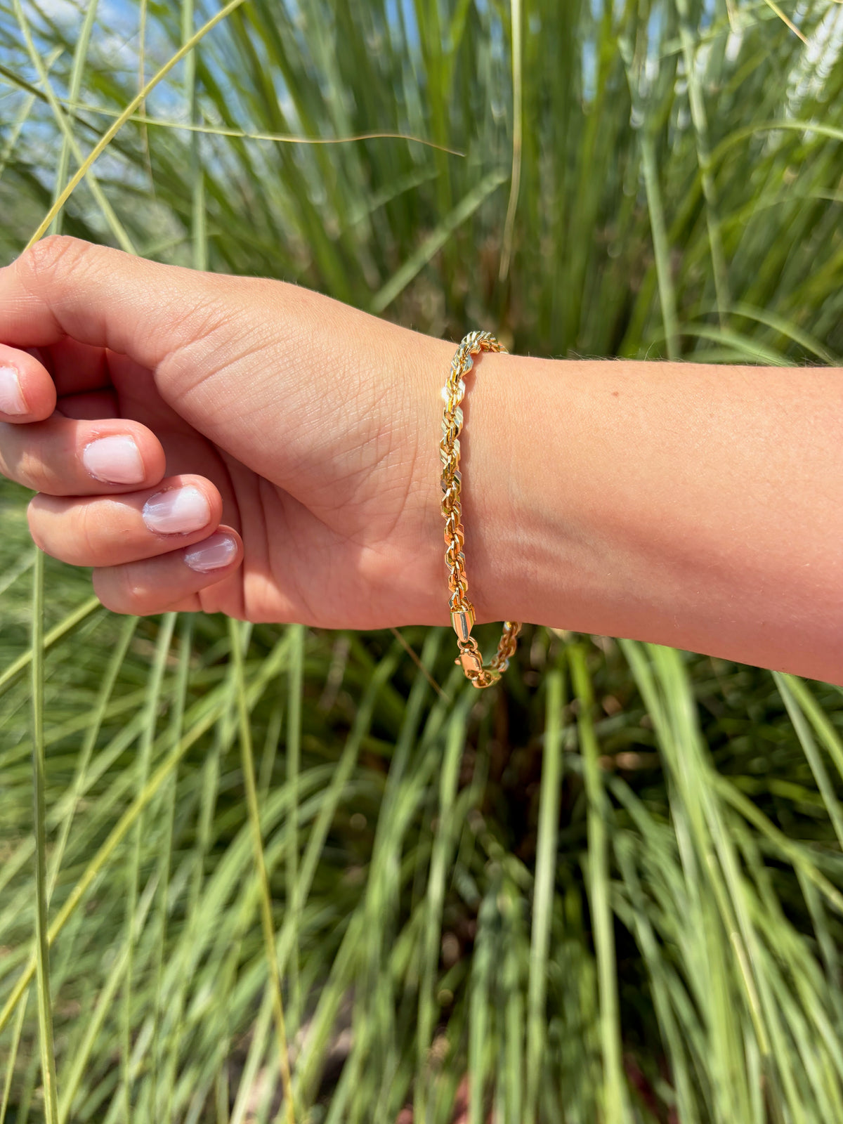 Pulsera estilo torsal. Laminado en oro 14k.