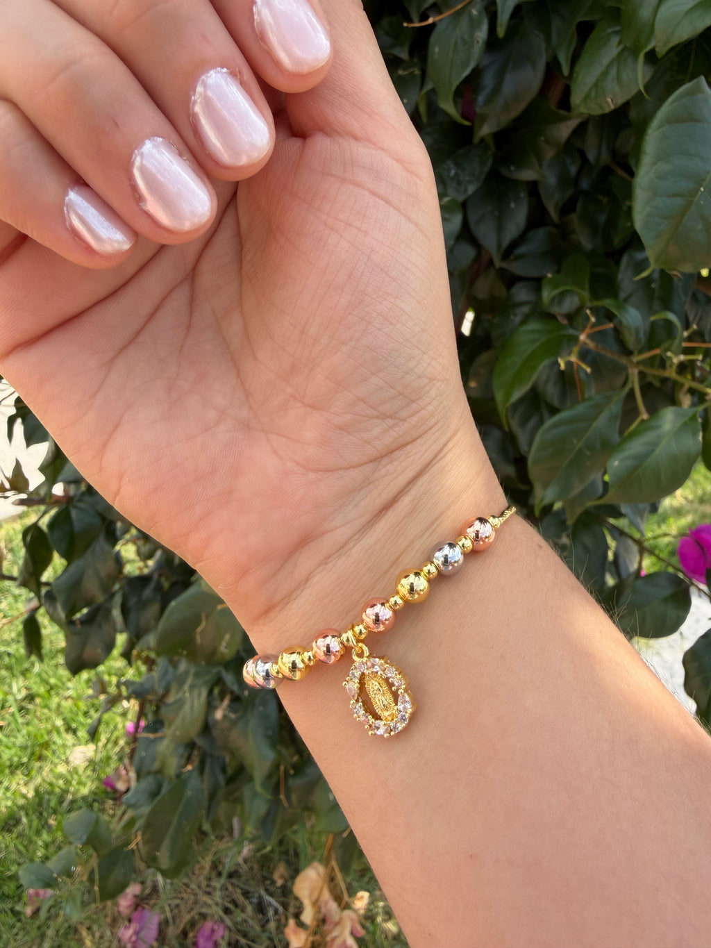 Pulsera virgen. Laminado en oro 14k.