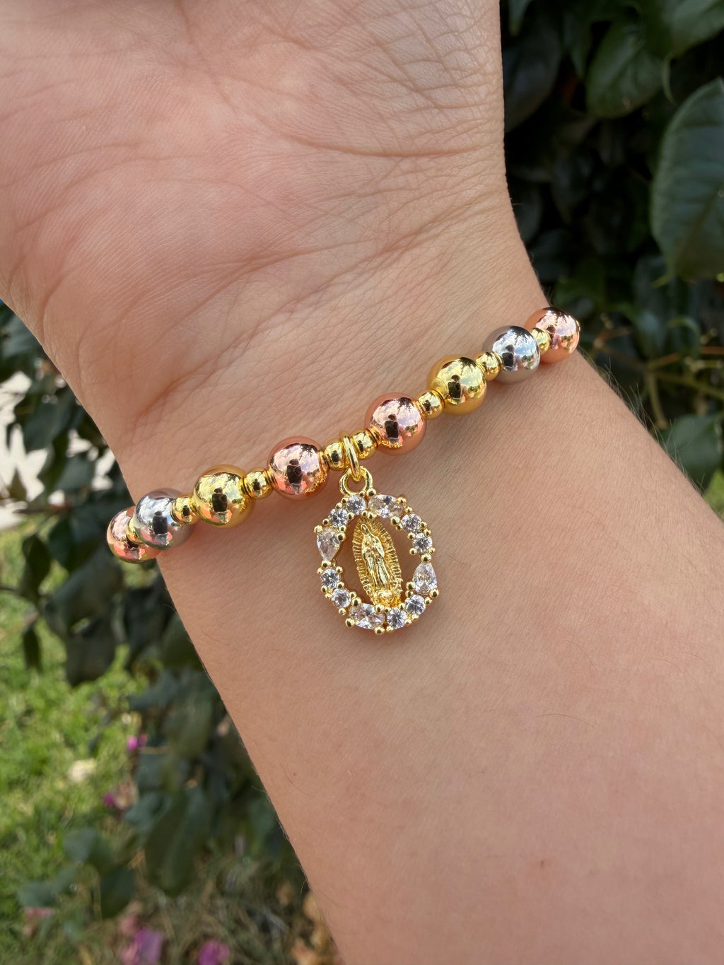 Pulsera virgen. Laminado en oro 14k.