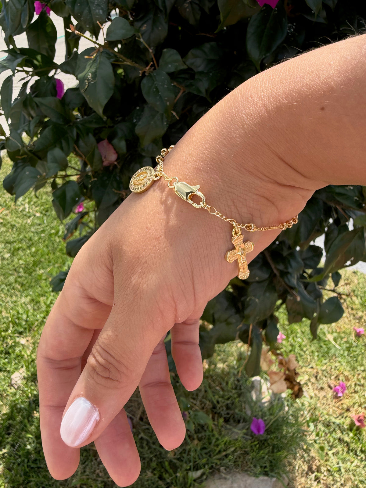 Pulsera virgen con cruz. Laminado en oro 14k.