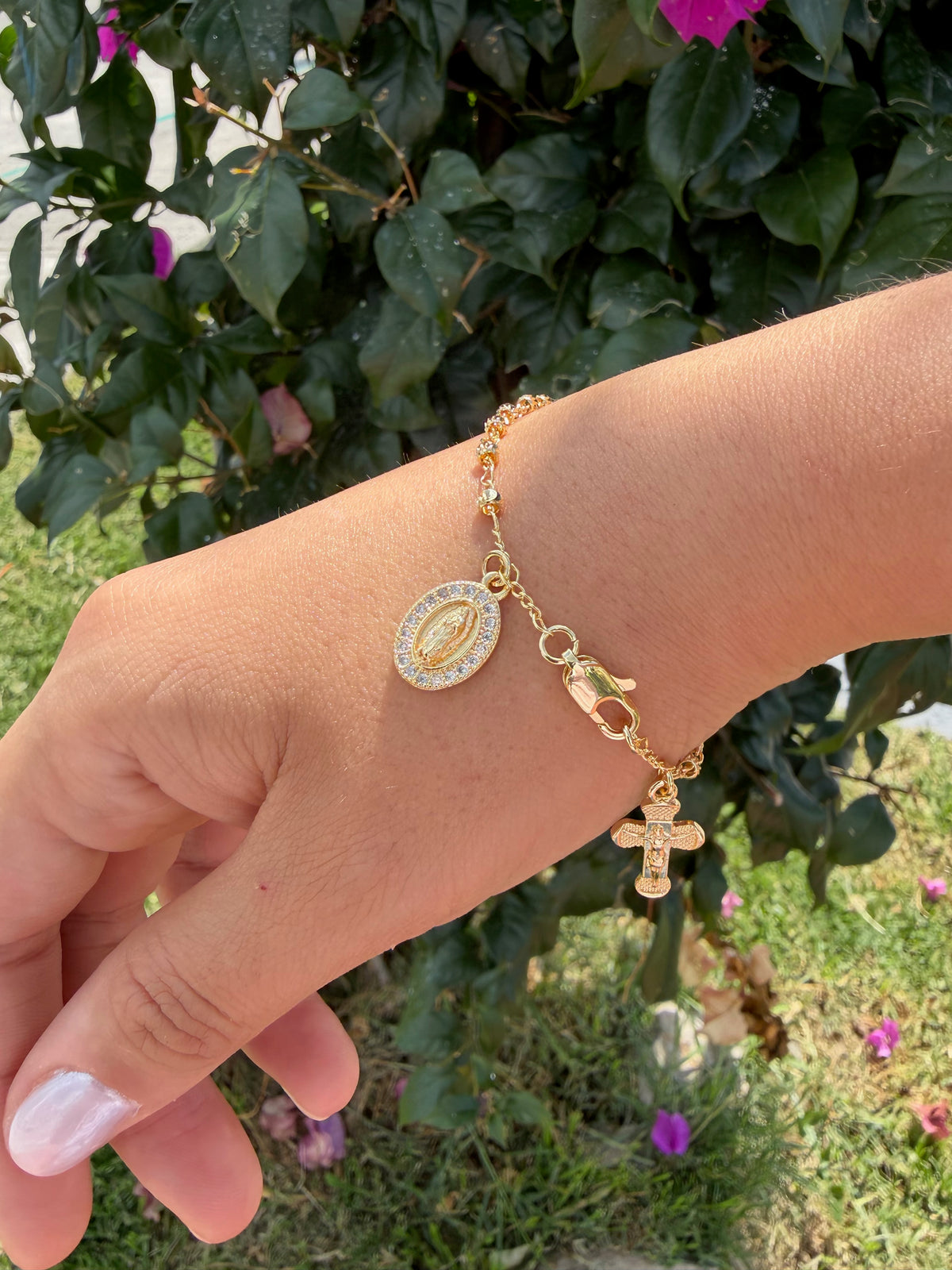 Pulsera virgen con cruz. Laminado en oro 14k.