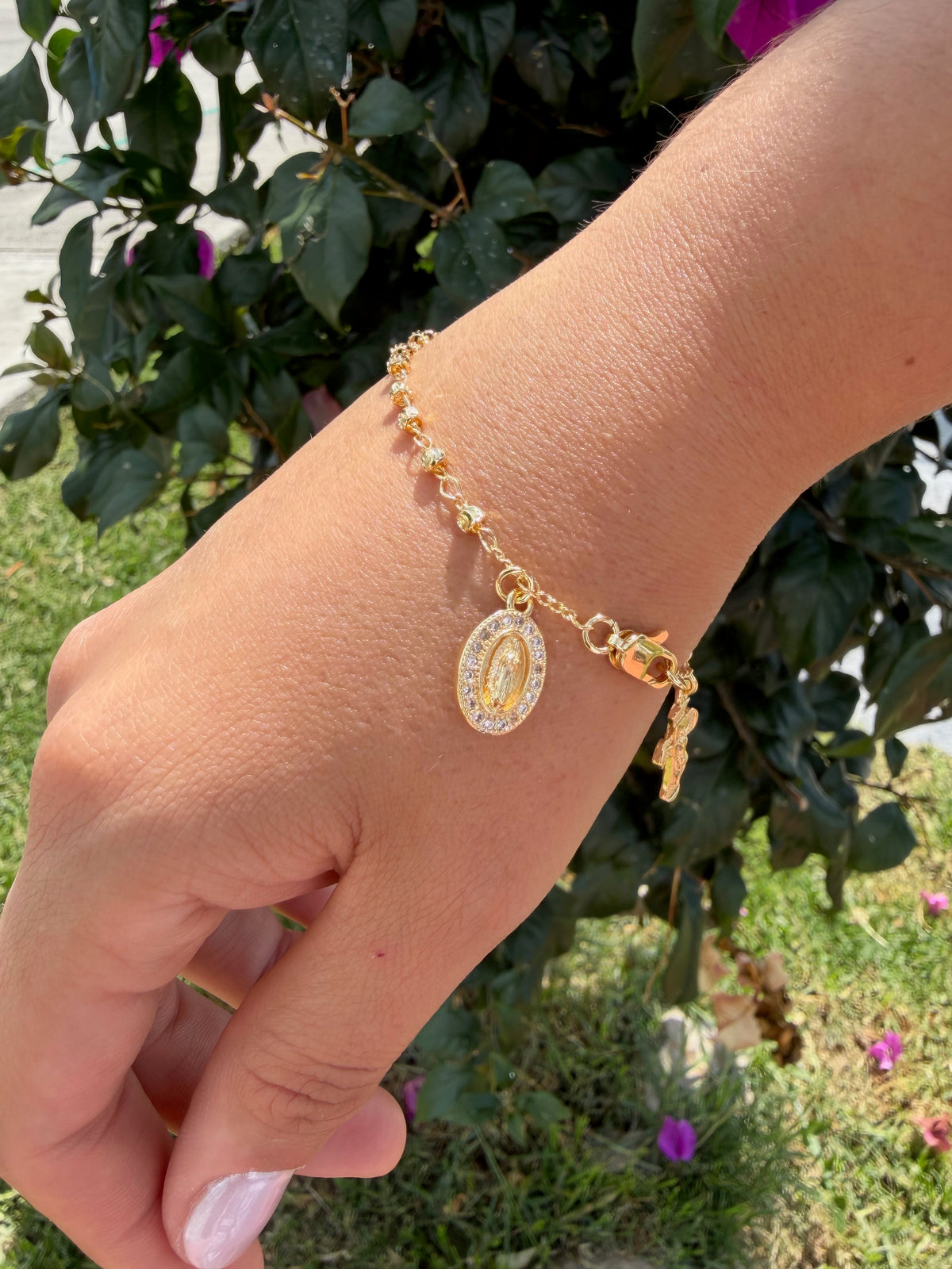 Pulsera virgen con cruz. Laminado en oro 14k.