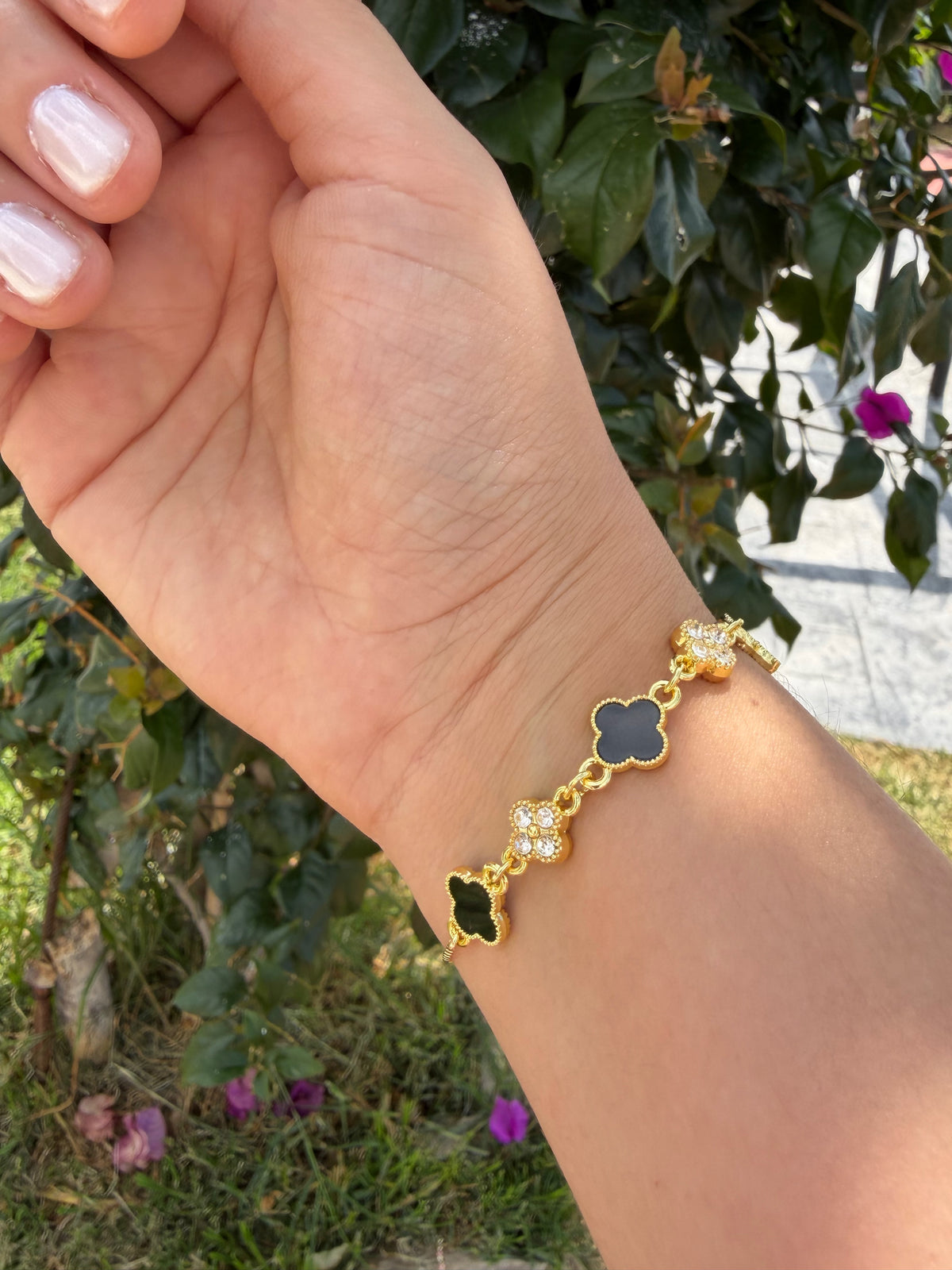 Pulsera trébol negro y brillante. Laminado en oro 14k.