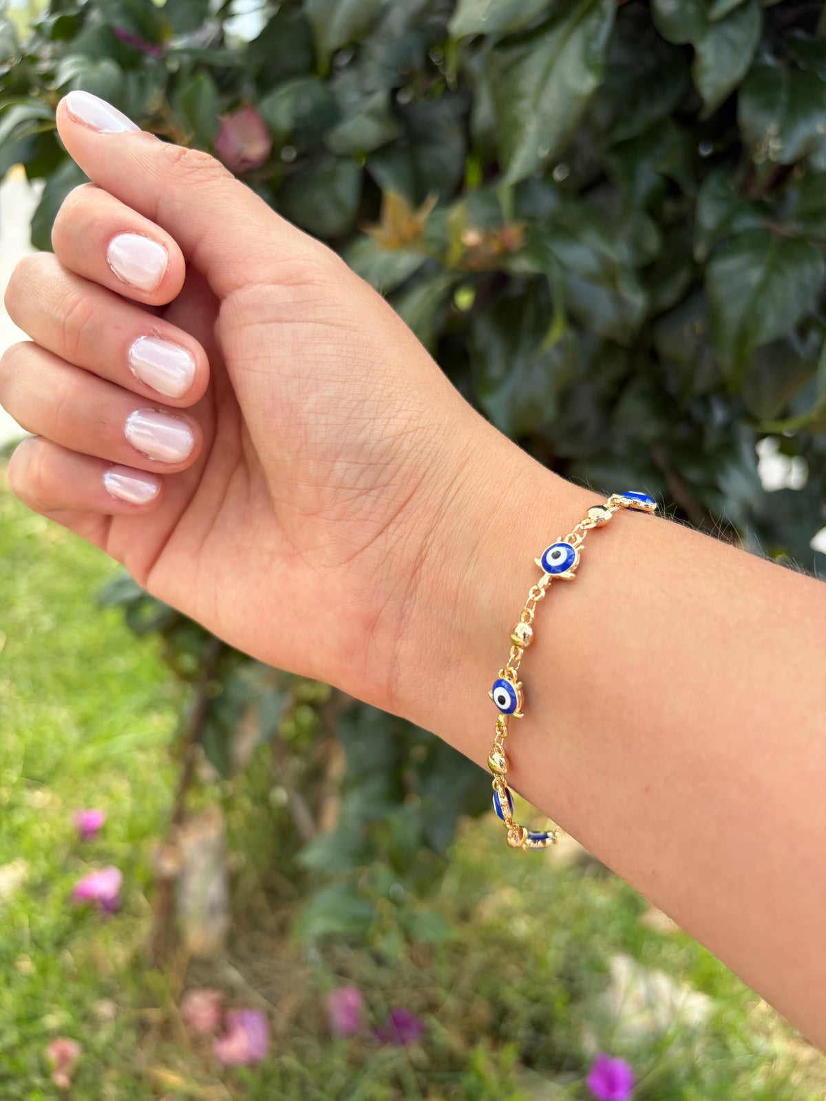 Pulsera ojito tortuga. Laminado en oro 14k.