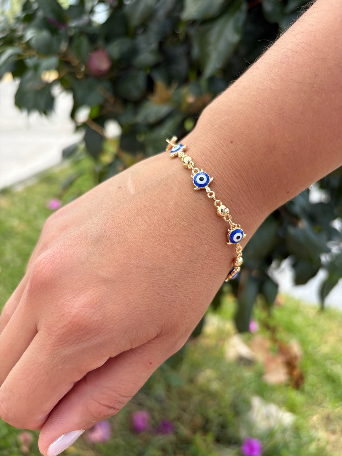 Pulsera ojito tortuga. Laminado en oro 14k.