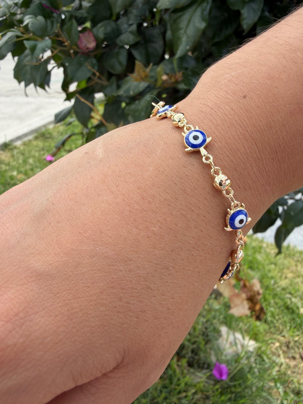 Pulsera ojito tortuga. Laminado en oro 14k.