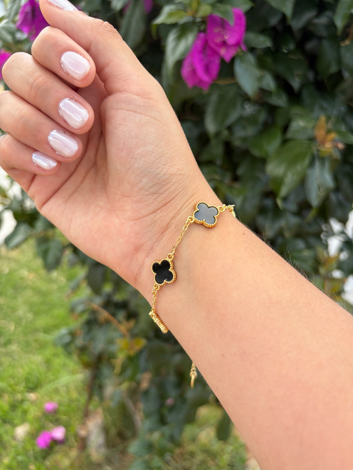 Pulsera trébol negro. Laminado en oro 14k.