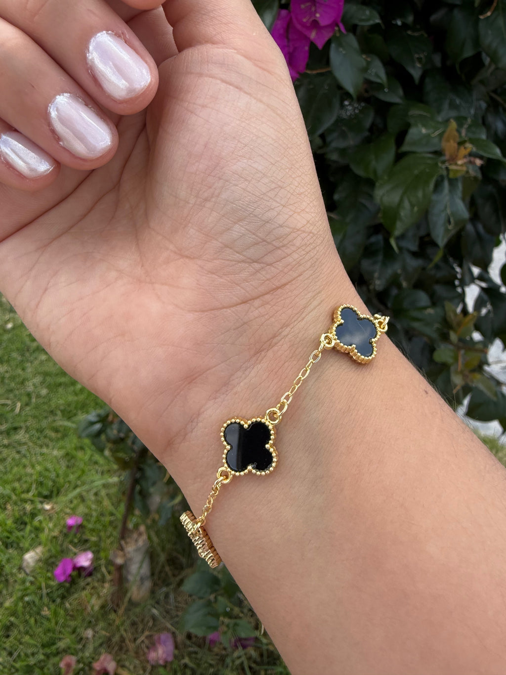 Pulsera trébol negro. Laminado en oro 14k.