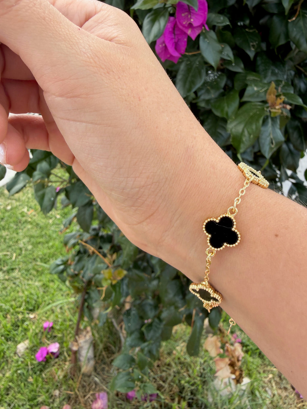 Pulsera trébol negro. Laminado en oro 14k.