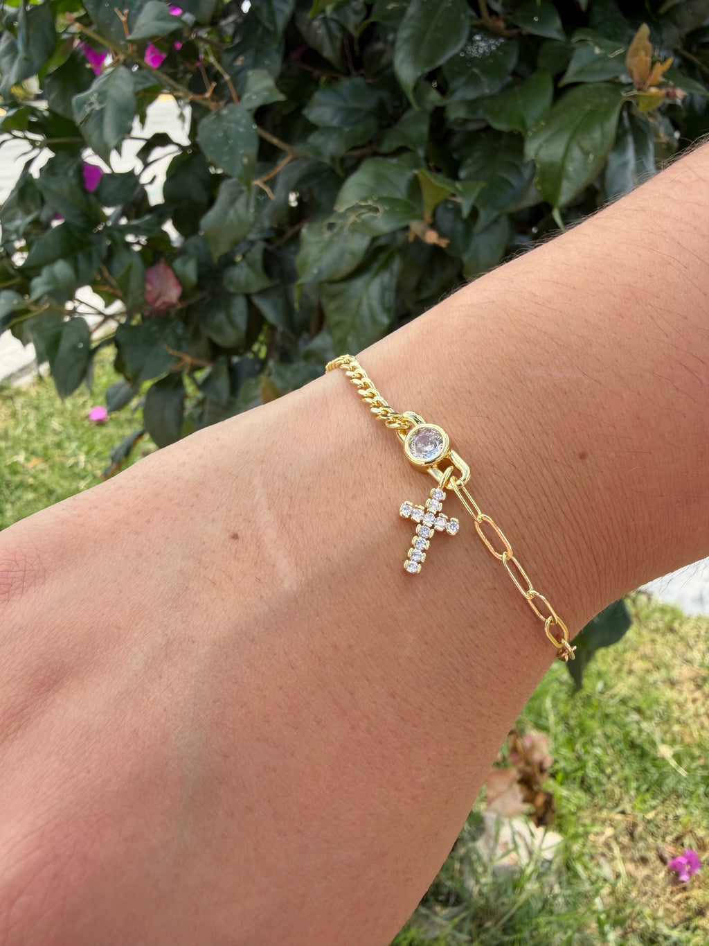 Pulsera cruz pedrería. Laminado en oro 14k.