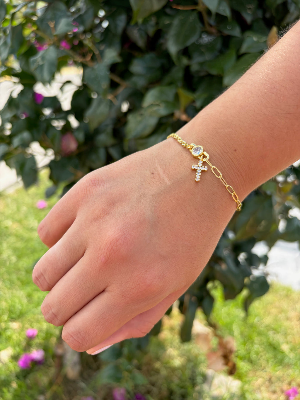Pulsera cruz pedrería. Laminado en oro 14k.