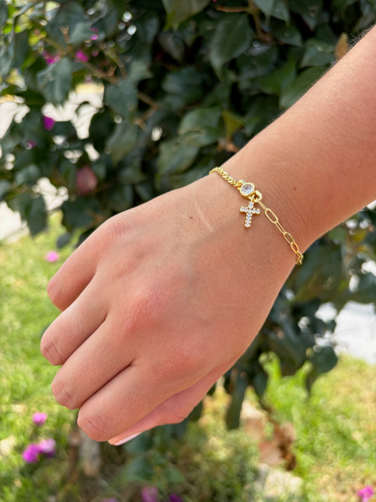 Pulsera cruz pedrería. Laminado en oro 14k.
