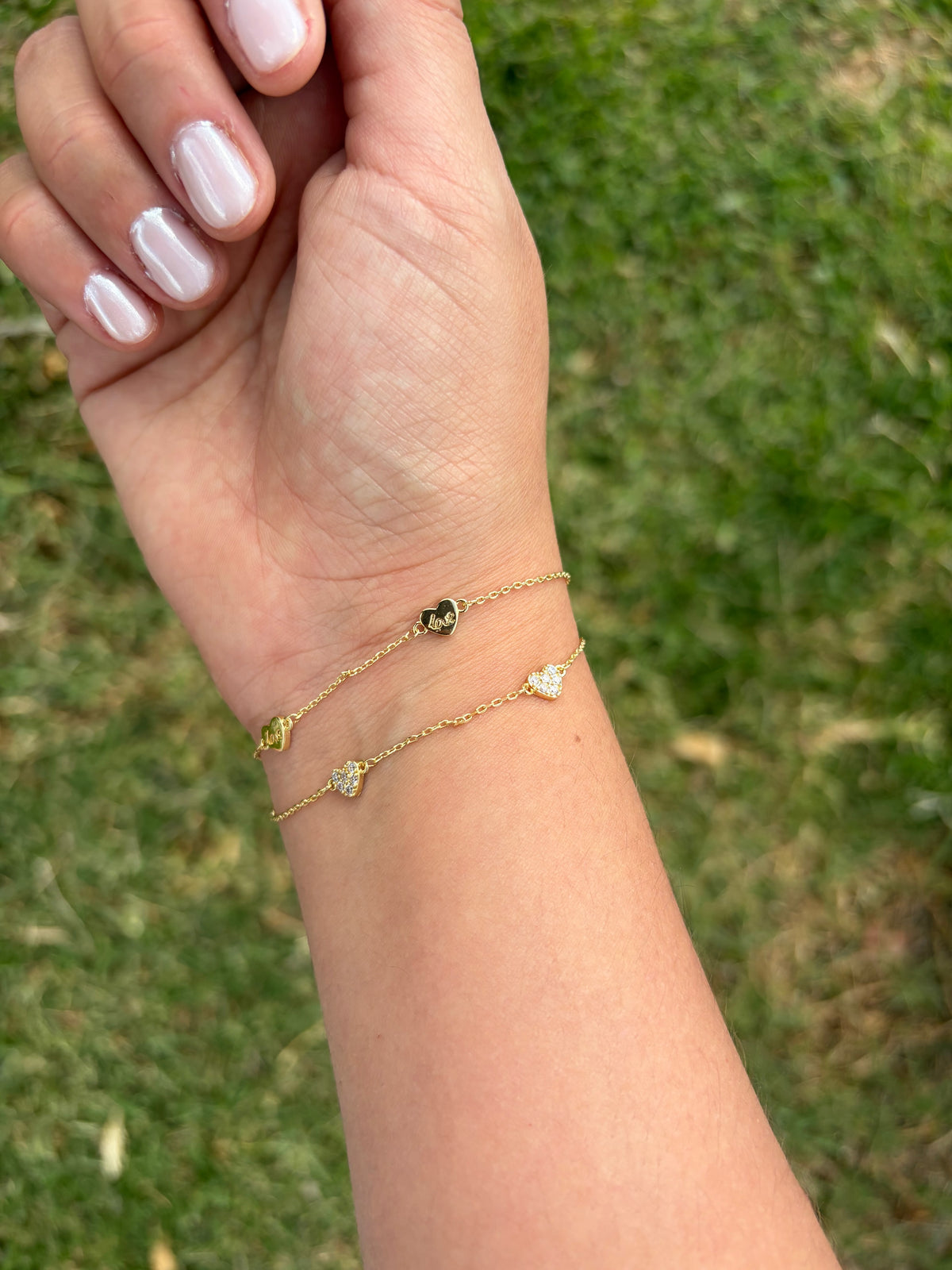 Pulsera corazoncitos. Laminado en oro 14k.