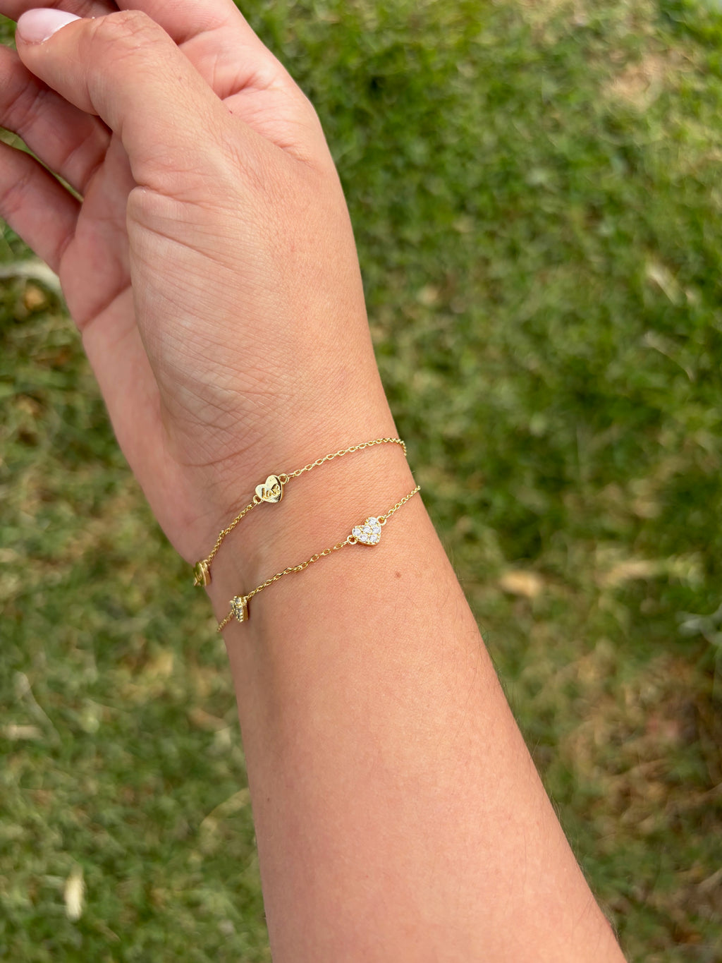 Pulsera corazoncitos. Laminado en oro 14k.