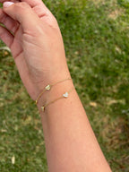 Pulsera corazoncitos. Laminado en oro 14k.