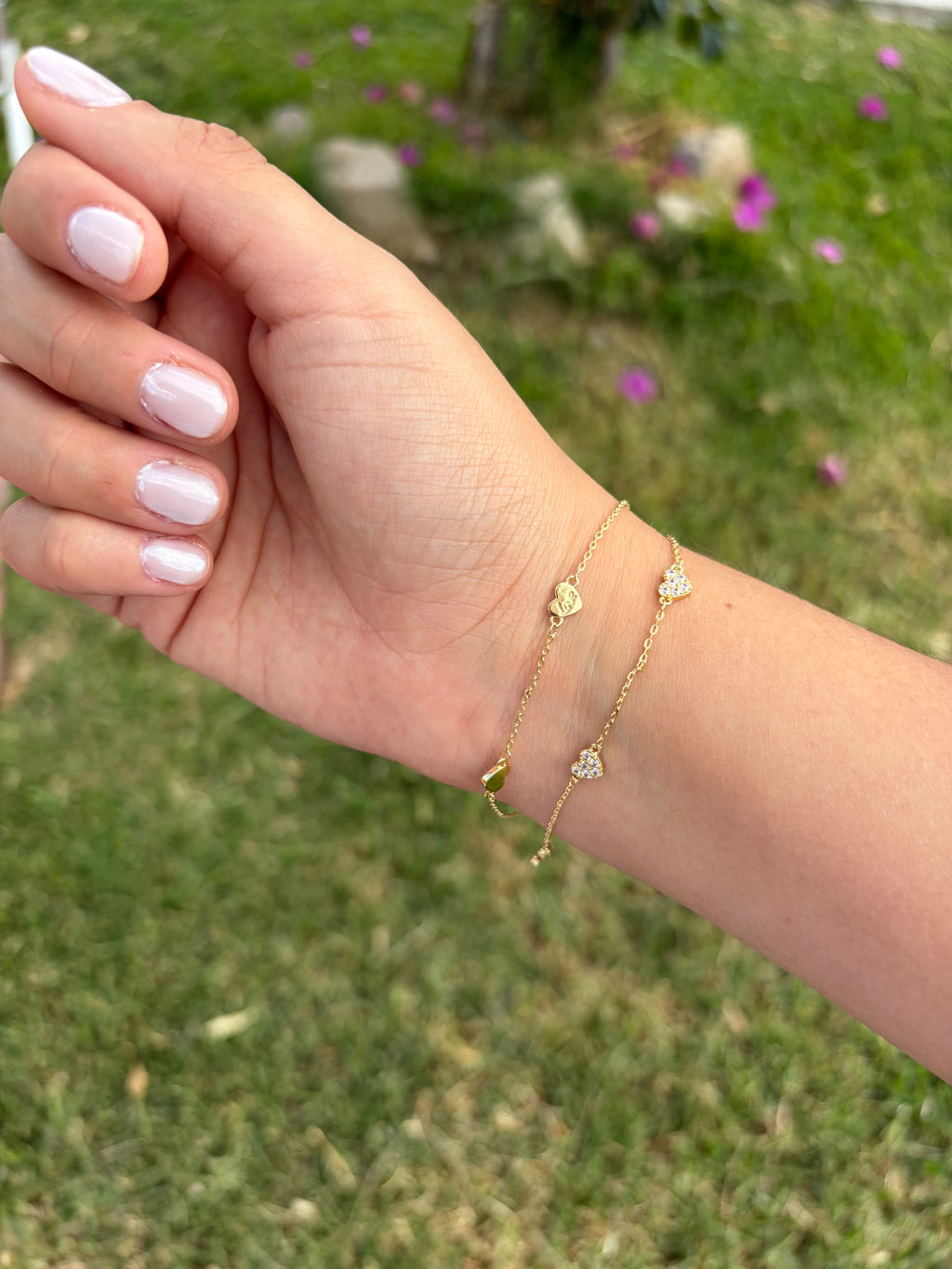 Pulsera corazoncitos. Laminado en oro 14k.