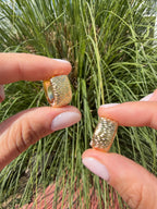 Arete huggie chunky dorado. Laminado en oro 14k.