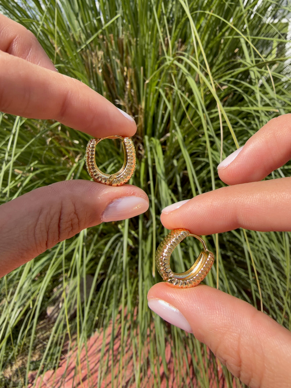 Arete huggie chunky dorado. Laminado en oro 14k.