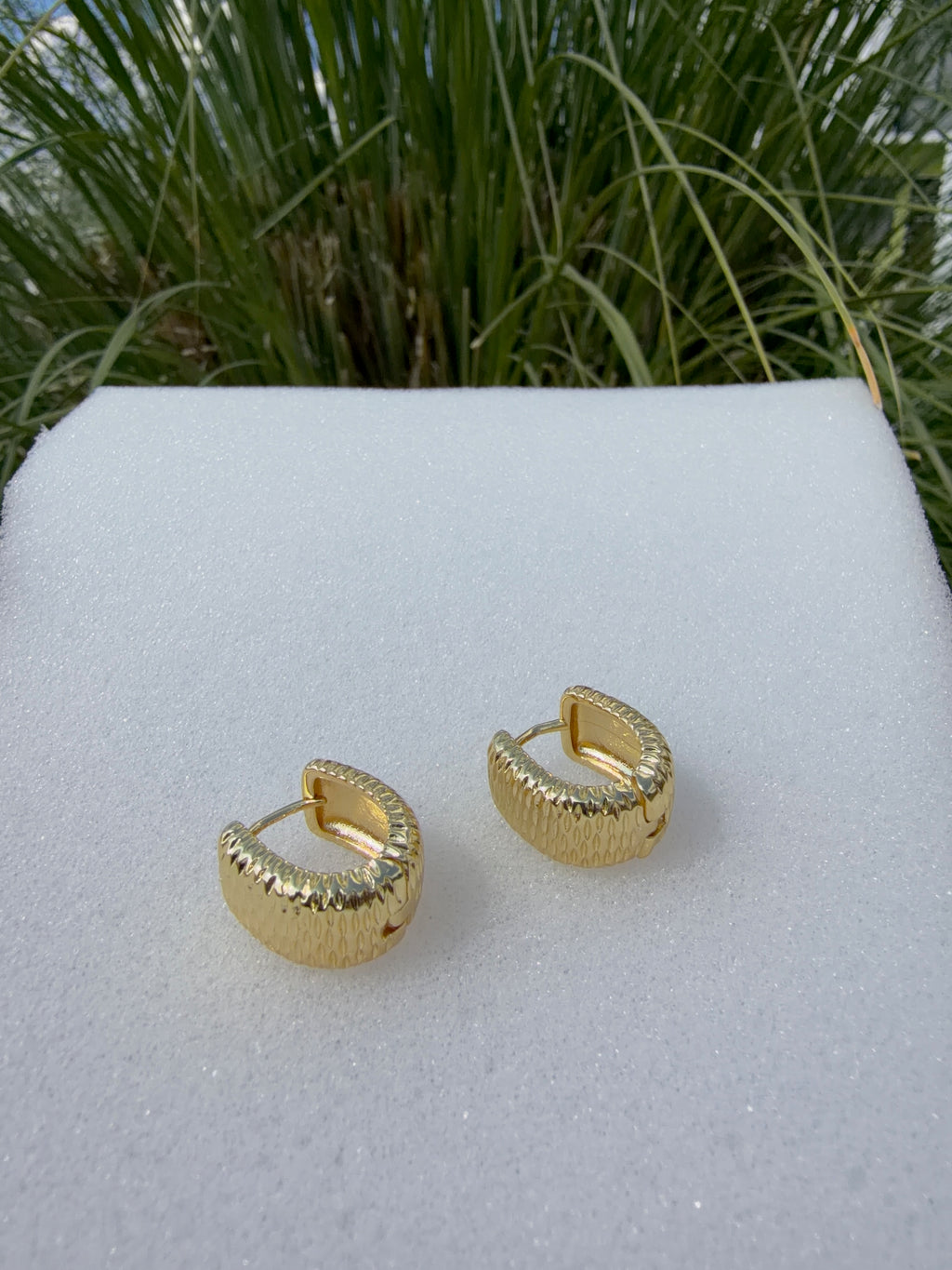 Arete huggie chunky dorado. Laminado en oro 14k.