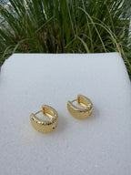 Arete huggie chunky dorado. Laminado en oro 14k.
